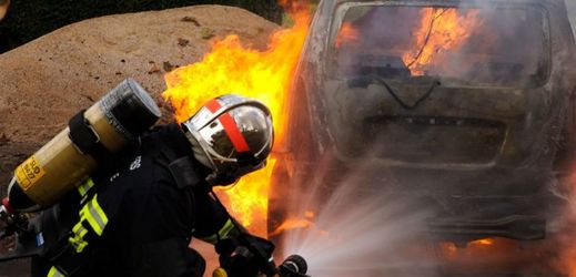 Hořící auto (ilustrační foto).