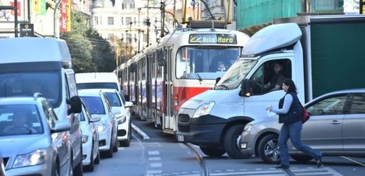 Tramvaje v centru Prahy nabírají dlouhá zpoždění.