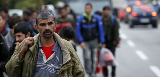 Stovky migrantů míří k maďarské hranici.