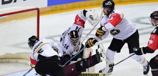Úvodní utkání 1. kola play off hokejové Ligy mistrů: HC Sparta Praha - Kärpät Oulu skončilo remízou 1:1.