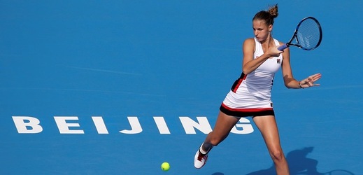 Tenistka Karolína Plíšková odvrátila na turnaji v Pekingu v koncovce zápasu s Ruskou Darjou Kasatkinovou mečbol a po výhře 3:6, 7:5, 7:6 v druhém kole postoupila do osmifinále. 