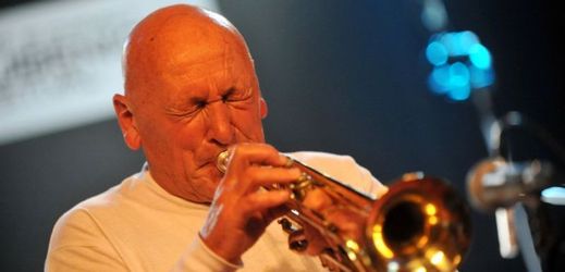 Legendární trumpetista Laco Deczi.