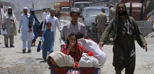 Afghánské rodiny na hraničním přechodu v Torkhamu v Pákistánu.