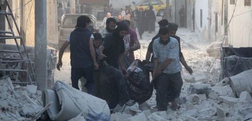 Syřané zachraňují oběti leteckého útoku.