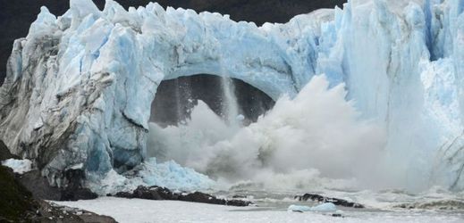 Tání argentinského ledovce Perito Moreno zapříčiněné důsledky globálního oteplování.