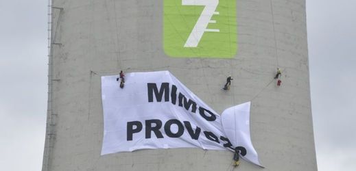 Aktivisté ekologické organizace Greenpeace, kteří obsadili chladicí věž elektrárny Chvaletice, museli před sestupem odstranit transparenty, které na věž vyvěsili.