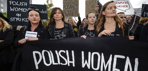 Polské ženy protestující proti plánovanému zákazu potratů.