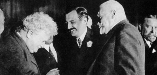 Viktor Dyk (vlevo), František Ježek (uprostřed) a Karel Kramář v roce 1930.