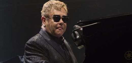 Zpěvák a klavírista Elton John.