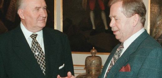 Exprezident Michal Kováč na snímku s Václavem Havlem. 