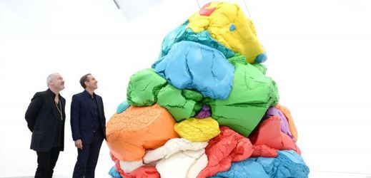 Jeff Koons (vravo) stojí v londýnské Newport Street Gallery vedle svého díla Play-Doh 1994-2014 (ilustrační foto).