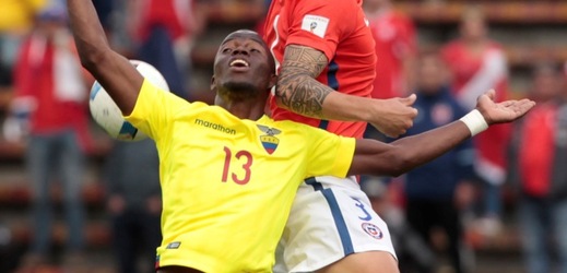 Ekvádorský fotbalista Enner Valencia během zápasu kvalifikace mistrovství světa s Chile dvakrát utekl policistům, kteří se reprezentačního útočníka snažili zadržet kvůli nezaplaceným alimentům.