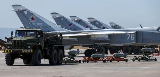 Ruské letouny na syrském letišti Hmímím.