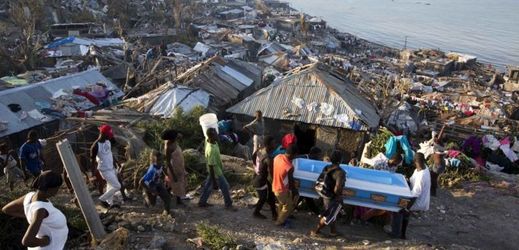 Ničivý živel na Haiti si vyžádal stovky obětí.