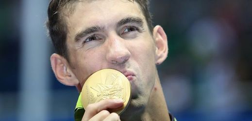 Michael Phelps se zlatou medailí.