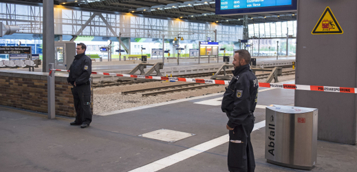 Policie uzavřela i hlavní nádraží v Chemnitzu.