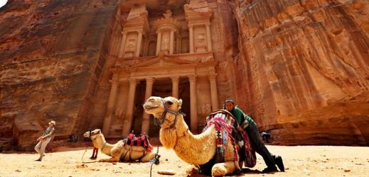 Kamenné město Petra v jordánské poušti patří mezi sedm nových divů světa. Proslavil ho Steven Spielberg, který v něm natáčel film Indiana Jones: Poslední křížová výprava.