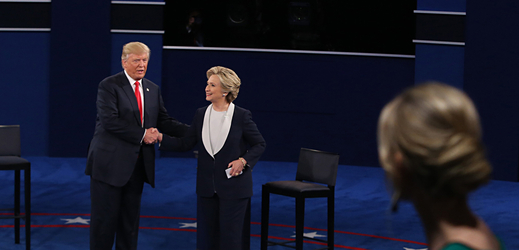 Na závěr druhé debaty si prezidentští kandidáti podali ruce.