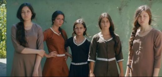 Film líčí příběh pěti sester z tureckého venkova.