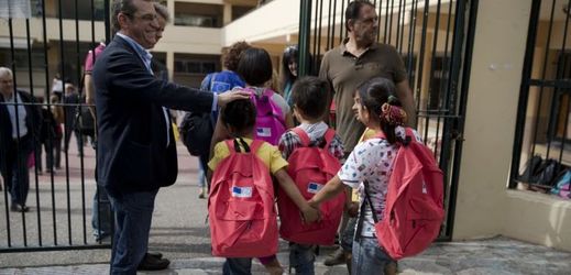 Uprchlické děti jdou do školy v Řecku.