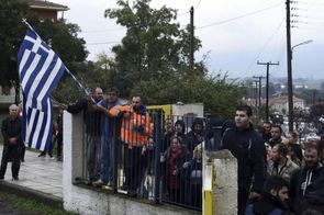 Protestující Řekové před budovou školy.