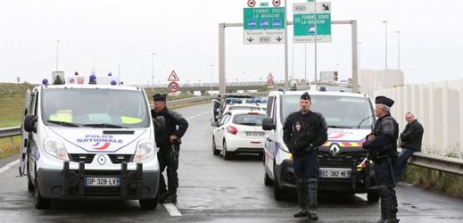 Francouzská policie u Calais.