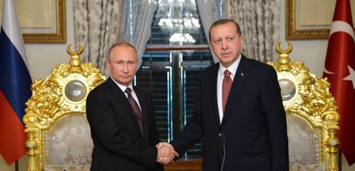 Ruský prezident Vladimir Putin (vlevo) a jeho turecký protějšek Recep Tayyip Erdogan.