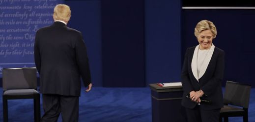 Hillary Clintonová při televizní debatě s Donaldem Trumpem.