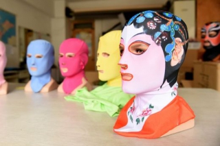 Kolekci jednodílných obličejových plavek vytvořila čínská designérka Čang Š'-fan.