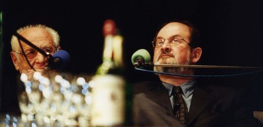 Jeden z kandidátů na Nobelovu cenu - Salman Rushdie (vpravo).