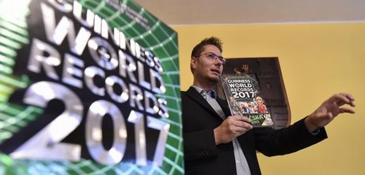 Obchodní ředitel Nakladatelství Slovart Ondřej Materna představil nové vydání knihy světových rekordů Guinness World Records 2017 (vlevo) a hráčskou edici knihy (vpravo).