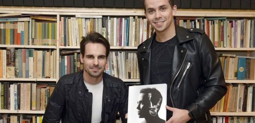 Petr Lexa (vpravo) a Lukáš Bundil ze skupiny Slza vydávají knihu fotografií Slza obrazem.