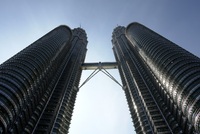 Petronas Towers v Kuala Lumpuru.