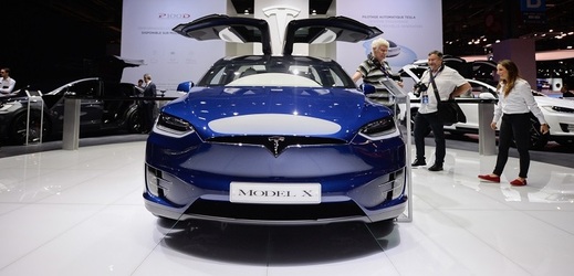 Možnou náhradou za diesely se jeví elektromobily. Na snímku je Tesla Model X.