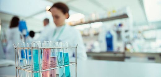 Liberečtí chemici v laboratoři analyzují pevné, kapalné i plynné vzorky.