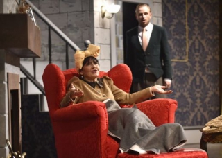 Na snímku jsou Helena Čermáková v roli paní Boyleové a Zdeněk Lambor jako Giles Ralston.
