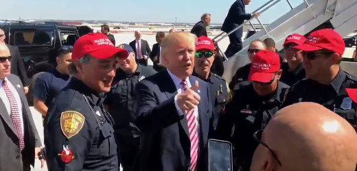 Donald Trump se svými policejními podporovateli.