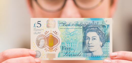 Bezpečnější a hygieničtější! To je nová britská bankovka.