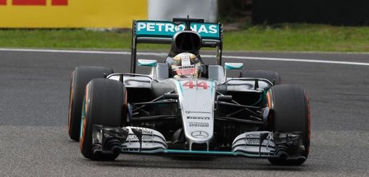 Lewis Hamilton ve své formuli.