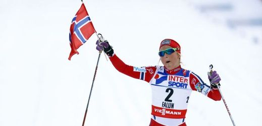 Therese Johaugová veze do cíle norskou vlajku.