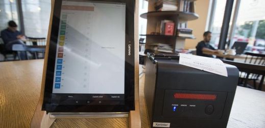 Tablet a tiskárna účtenek v kavárně.