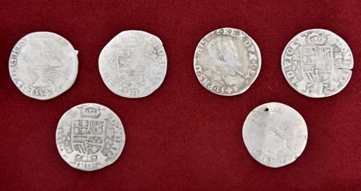 Na snímku jsou mince ražené za Filipa druhého v letech 1556 - 1598.
