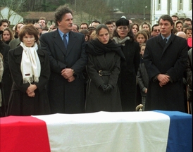 Ženy na Mitterrandově pohřbu. Vlevo manželka Danielle, vpravo Pingeotová s dcerou Mazarine.