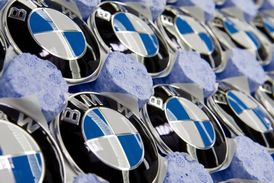 Značka BMW se drží v čele žebříčku prodejů luxusních aut.