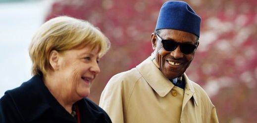 Nigerijský prezident Muhammadu Buhari po boku Angely Merkelové.