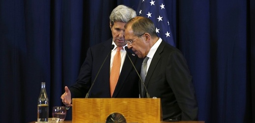 John Kerry (vlevo) a Sergej Lavrov. 
