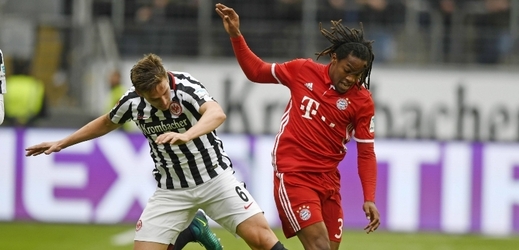 Renato Sanches z Bayernu (vpravo) v souboji s Bastianem Oczipkou z Frankfurtu.
