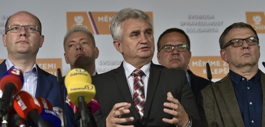 Dosavadní předseda Senátu Milan Štěch (ČSSD).