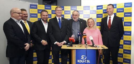 Radost ve volebním štábu KDU-ČSL během 2. kola senátních voleb.