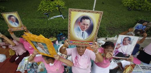 Thajci stále oplakávají zemřelého krále.